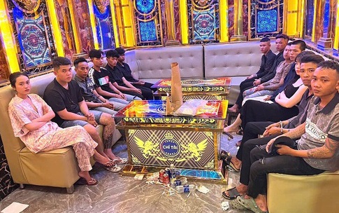 Bất ngờ kiểm tra, phát hiện 12 người dương tính ma túy tại 2 phòng VIP quán karaoke