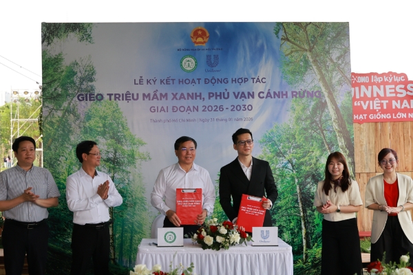 Đại diện Bộ Nông nghiệp & Môi trường cùng Unilever Việt Nam ký kết biên bản ghi nhớ hợp tác.